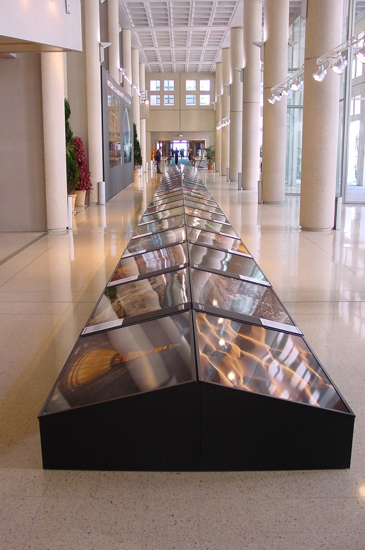 Exposition Yann Arthus-Bertrand La Terre vue du ... 1999