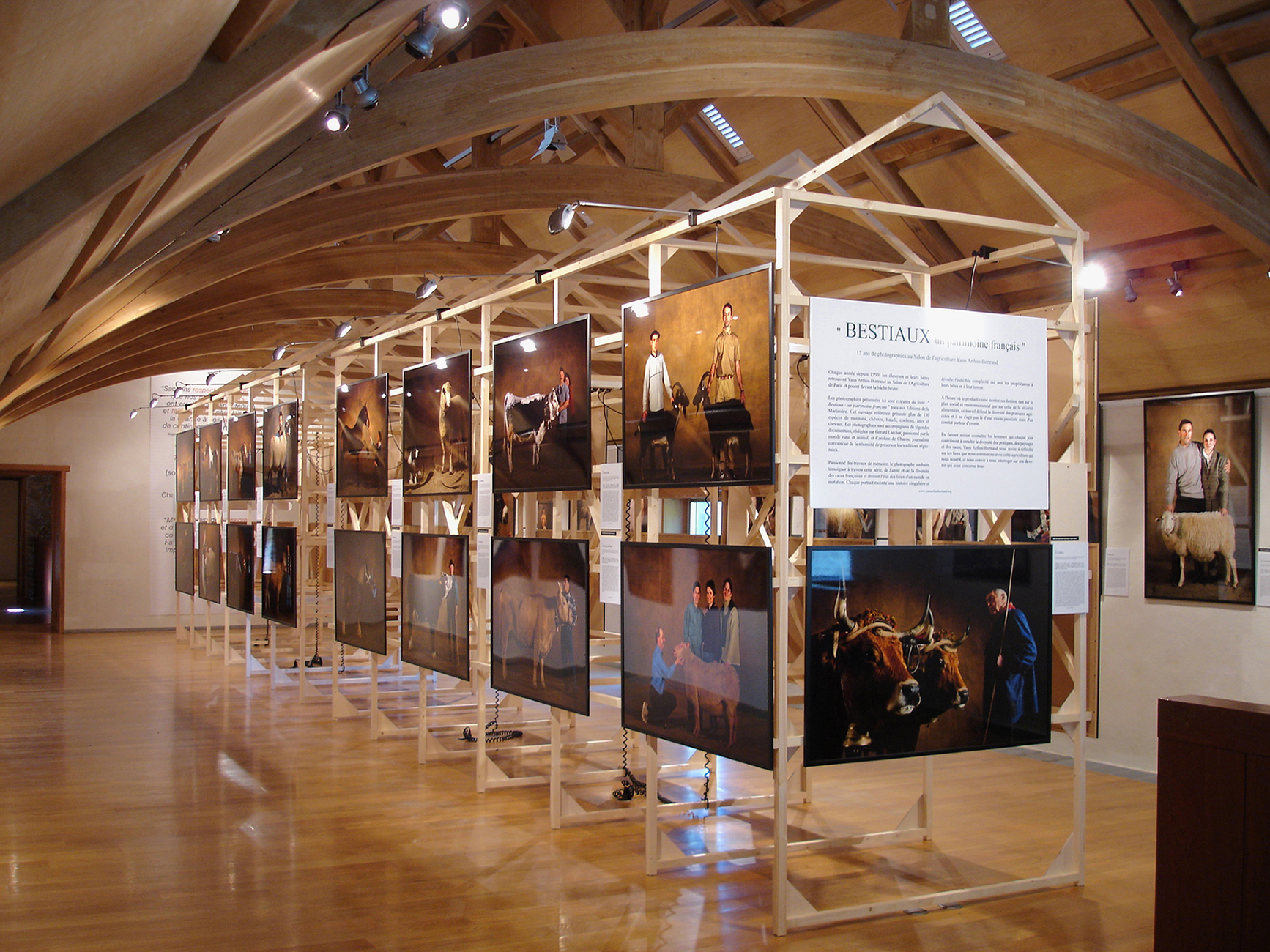 EXPOSITION YANN ARTHUS-BERTRAND Bestiaux Concept / Scénographie / M... 2002