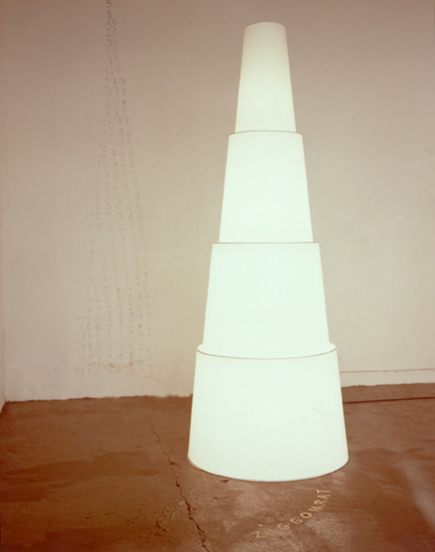 ZIGGOURAT Lampadaire  pvc blanc 18 AOUT ( ... 1989