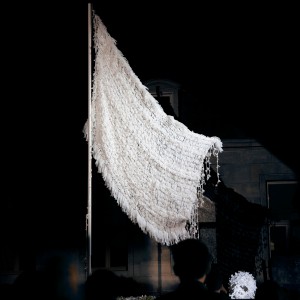 WHITE FLAG « Drapeau Blanc pour Nuit B... 2013